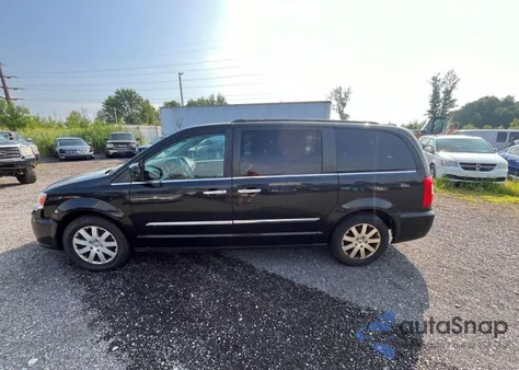 2015 Chrysler Town & Country Touring z USA, uszkodzony, nr VIN 2C4RC1BG9FR699772